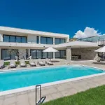 In Novigrad With Pool And Sea Views * Bužinija