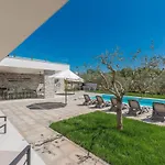In Novigrad With Pool And Sea Views Semesterbostad