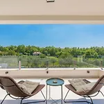 In Novigrad With Pool And Sea Views Semesterbostad