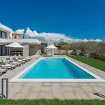 Semesterbostad In Novigrad With Pool And Sea Views