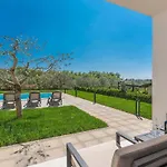 In Novigrad With Pool And Sea Views Semesterbostad