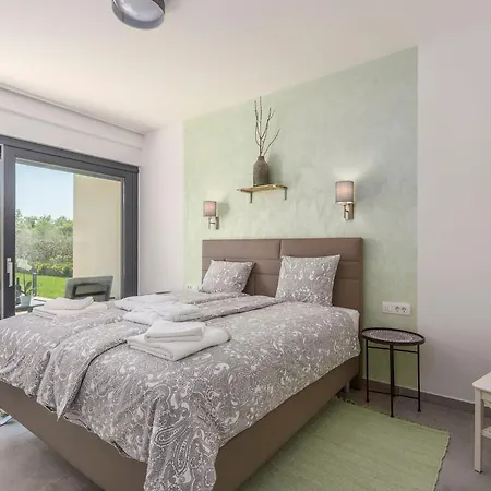 In Novigrad With Pool And Sea Views *