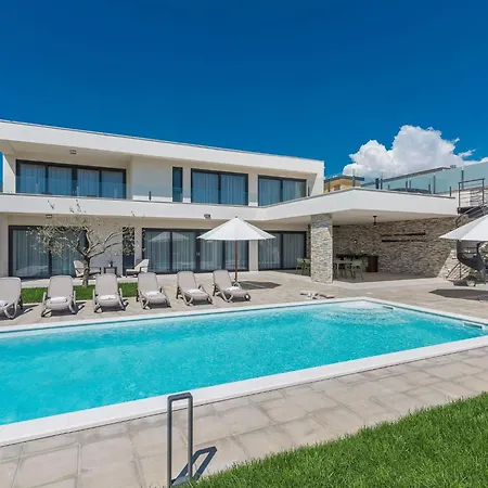 In Novigrad With Pool And Sea Views * Bužinija