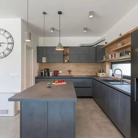 بيت للعطل In Novigrad With Pool And Sea Views