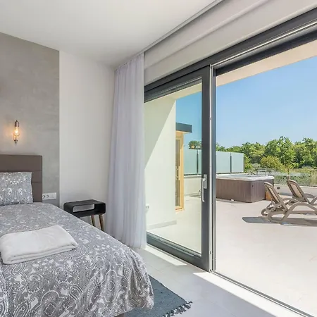 In Novigrad With Pool And Sea Views * Bužinija