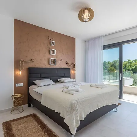 In Novigrad With Pool And Sea Views بيت للعطل