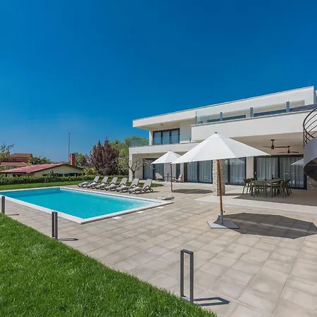بيت للعطل In Novigrad With Pool And Sea Views *