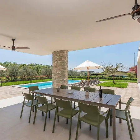 In Novigrad With Pool And Sea Views