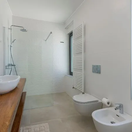 بيت للعطل In Novigrad With Pool And Sea Views