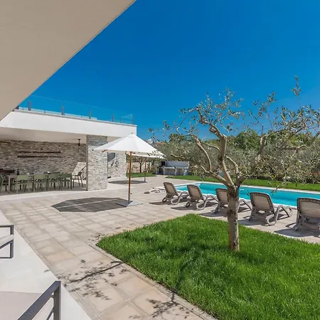 In Novigrad With Pool And Sea Views بيت للعطل