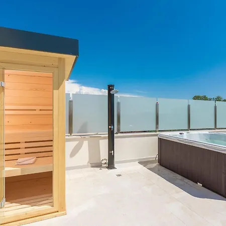 In Novigrad With Pool And Sea Views بيت للعطل *