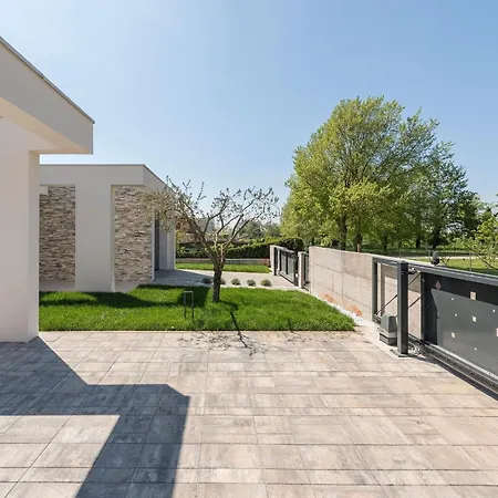 Vikendica In Novigrad With Pool And Sea Views Buzinija