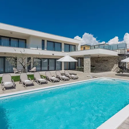 In Novigrad With Pool And Sea Views * Bužinija