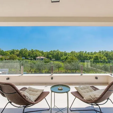 In Novigrad With Pool And Sea Views بيت للعطل