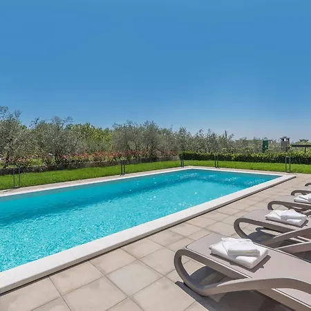 بيت للعطل In Novigrad With Pool And Sea Views *