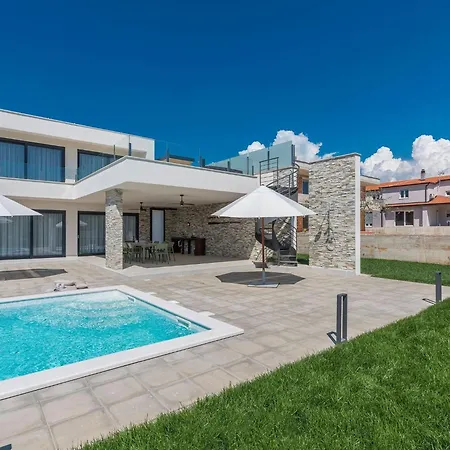 In Novigrad With Pool And Sea Views * Bužinija
