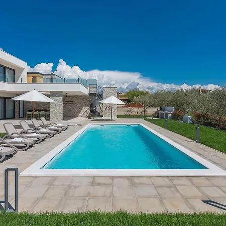 بيت للعطل In Novigrad With Pool And Sea Views