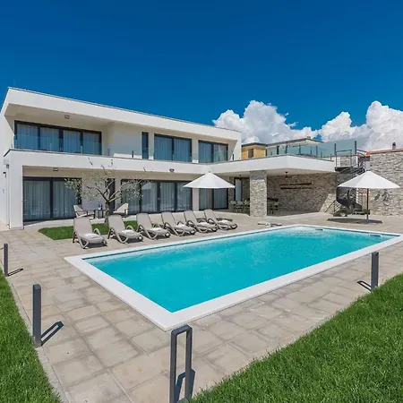 In Novigrad With Pool And Sea Views * Bužinija