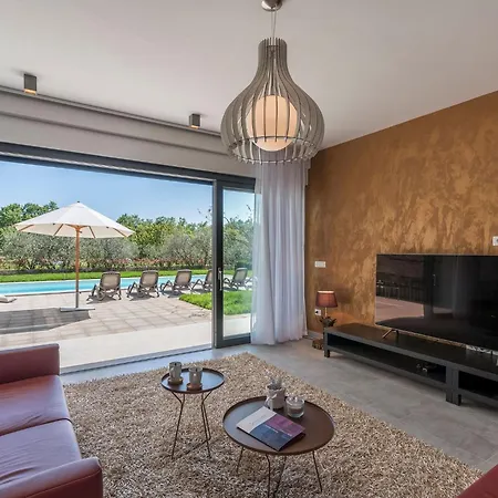 In Novigrad With Pool And Sea Views