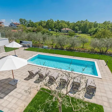 In Novigrad With Pool And Sea Views بيت للعطل *