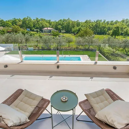 بيت للعطل In Novigrad With Pool And Sea Views