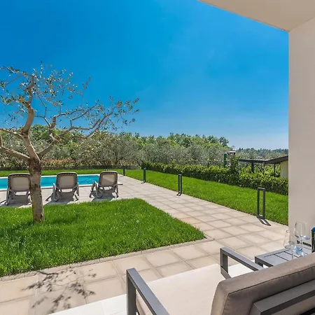 In Novigrad With Pool And Sea Views بيت للعطل