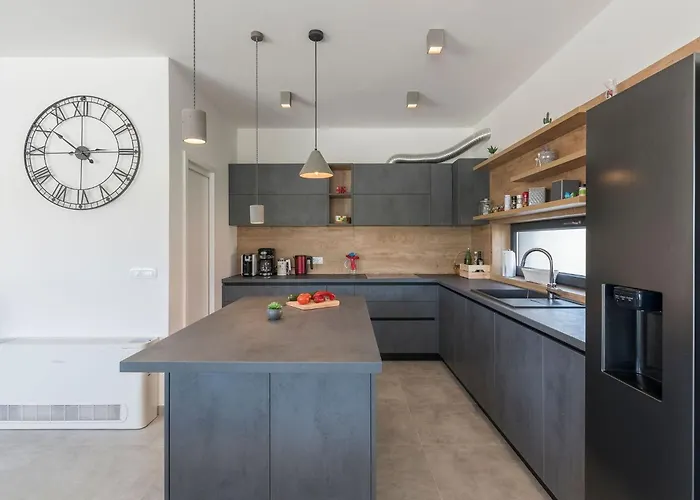 Vikendica In Novigrad With Pool And Sea Views