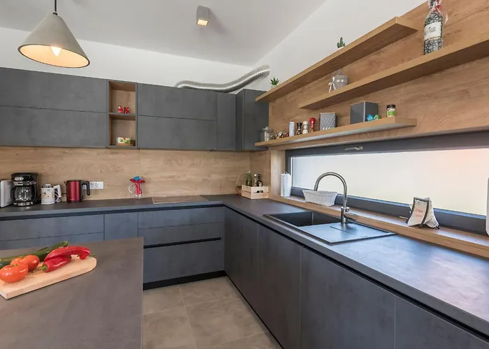 In Novigrad With Pool And Sea Views Buzinija