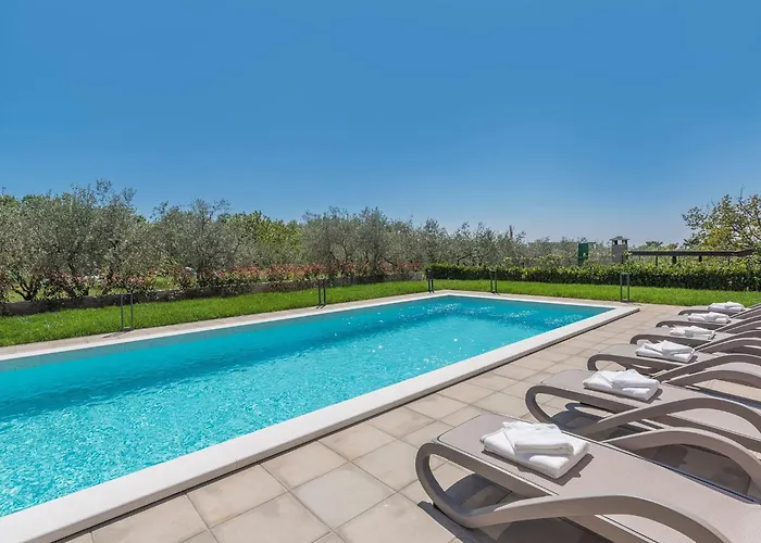 Vikendica In Novigrad With Pool And Sea Views *